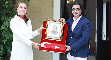 İzmir'in Kurtuluş Gününde DEÜ'ye Anlamlı Emanet: Asırlık Türk Bayrağı ziyaretçilerini bekliyor