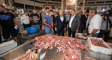 İzmirli balıkçılar sezonu açtı, siftahı Başkan Soyer yaptı