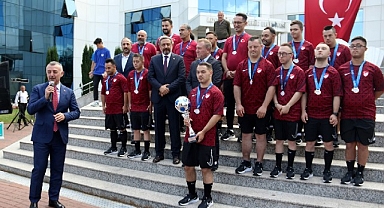 Şampiyonluk kupasını Başkan Büyükakın'a getirdiler