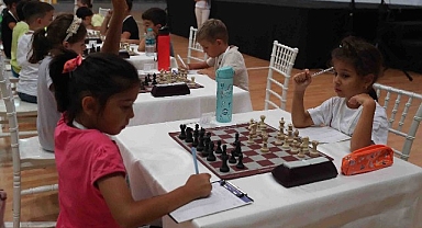 Satranç turnuvasında minikler, yeteneklerini sergiledi
