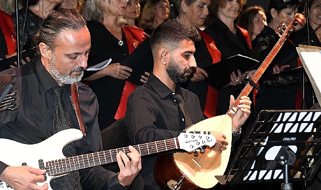 100 kişilik Türk Halk Müziği Cumhuriyet Korosu Kemer'de konser verdi