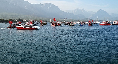 100 tekneden bayrak geçişi