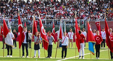 Aliağa Cumhuriyet İçin Atatürk Stadına Koştu
