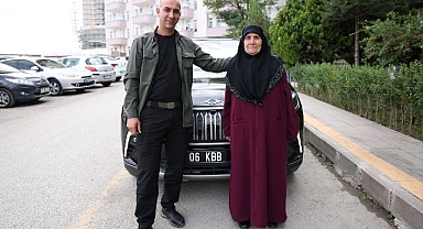 Başkan Altınok TOGG’u vatandaşla birlikte kullanıyor