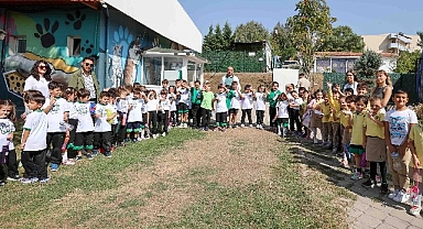 Buca Belediyesi miniklere hayvan sevgisi aşılıyor