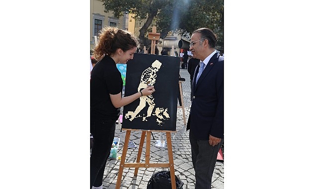 Cumhuriyetimizin 100 Yılına Özel Sonsuzluk Temalı Canlı Performans Resim Etkinliği Konak Meydanı'nda Gerçekleştirildi