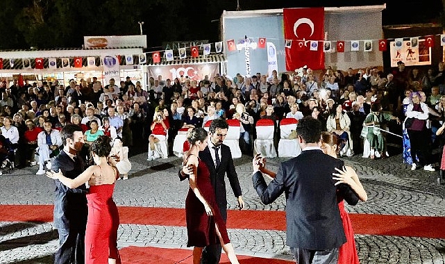 Didim'de Atatürk'ün sevdiği şarkılar ve vals gösterisi gerçekleştirildi
