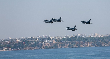 F-16'lardan Antalya semalarında muhteşem gösteri