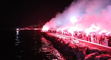 Gemlik’te binlerce meşale Cumhuriyet için yakıldı.