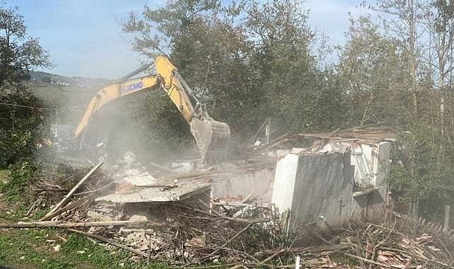 Gölcük'te meruk ve orta hasarlı 123 bina yıkıldı