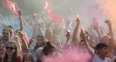 İzmirli gençler 100’üncü yıla Kültürpark’ta merhaba dedi
