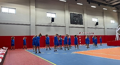Kaş Ova Spor Salonu'nda spor kursları düzenleniyor