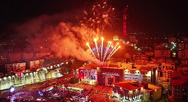 Keçiören'de Cumhuriyetin 100. Yılı kutlamaları muhteşem havai fişek gösterisiyle final yaptı