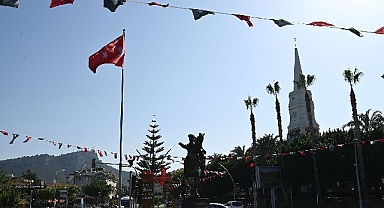 Kemer bayraklarla donatıldı