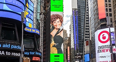 New York’ta bir ‘Cumhuriyet Divası’: Spotify’ın EQUAL Türkiye Ekim ayı elçisi Müzeyyen Senar New York Times Square’de