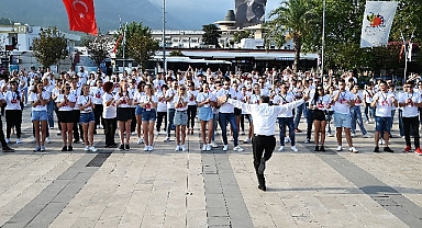 Önce Başkan’dan Zeybek, sonra 300 dansçıdan erik dalı