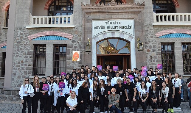 Toçev, cumhuriyet'in 100.yılında 100 çocuk ile birlikte Atatürk'ün huzuruna çıktı