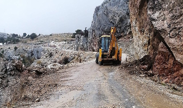 Antalya Büyükşehir ekipleri kapanan yolları açıyor