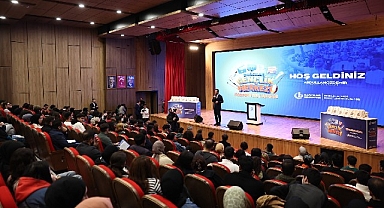 Bağcılar Belediyesi’nden üniversiteye hazırlanan öğrencilere kitap desteği