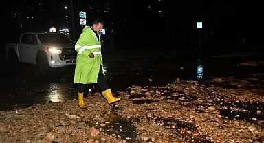 Başkan Abdullah Özyiğit, gece boyunca çalışmaları yerinde inceledi