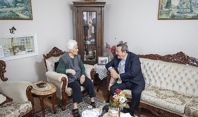 Başkan Batur, 24 Kasım’da yine öğretmeninin yanında