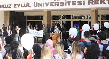 DEÜ'lü öğrenciler Filistin için barış balonları uçurdu