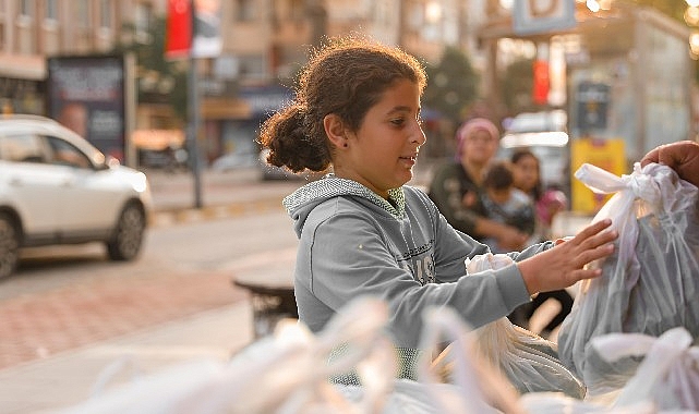 Didim belediyesi tarafından yetiştirilen ürünler vatandaşlara ücretsiz olarak dağıtıldı