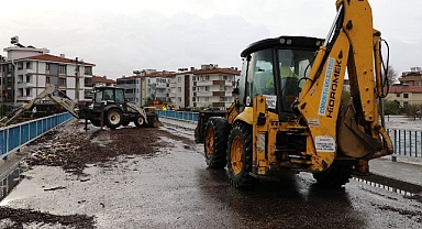 Edremit'te şiddetli yağış sonrası Belediye Ekipleri sahada