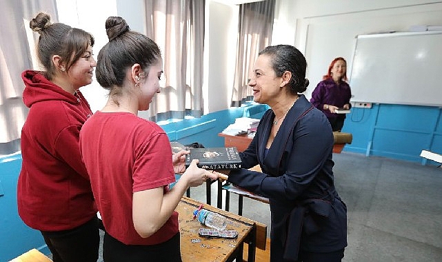 Filiz başkan'dan 10 kasım'da efes selçuk gençliğine Atatürk hediyesi