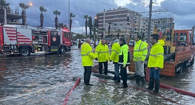 İzmir’de deniz 1 metre yükseldi