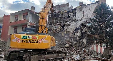 25 Yıllık metruk yapı yıkıldı