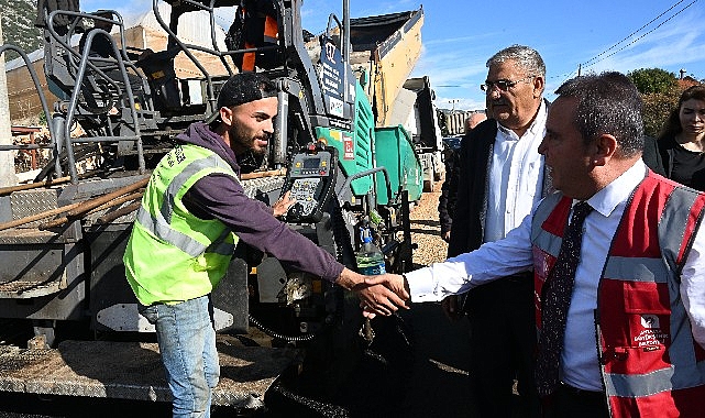 Başkan Böcek Kekova yolunda asfalt incelemesi yaptı