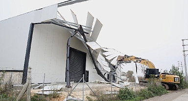 Çalı ve Tahtalı'da kaçak işyerleri yıkıldı