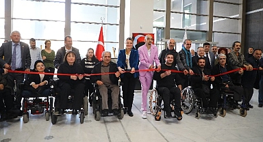 Engelleri aşan sanatçı Alper Kocabıyık'ın resim sergisi açıldı