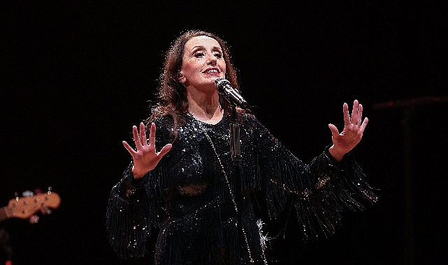 İş Sanat'tan Luz Casal Geçti