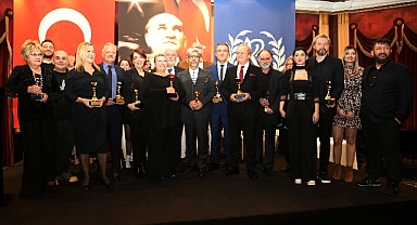 İsmet Küntay Tiyatro Ödülleri’nden Şehir Tiyatroları’na Cumhuriyetin 100. Yılı Özel Ödülü