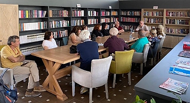 Öğretmen Başkan’dan Bayraklı’ya 6 Kitap Kafe