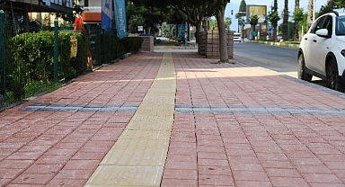 Antalya Büyükşehir Portakal Çiçeği Caddesi’nin kaldırımlarını yeniliyor