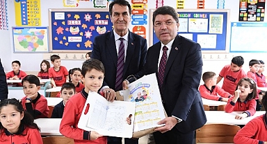 Başkan Dündar, Bakan Tunç ile birlikte karne dağıttı