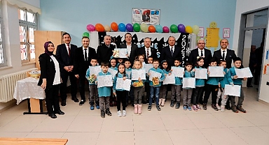 Belediye Başkanı Savran öğrencilere karne dağıttı