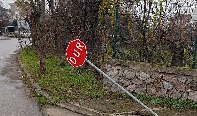 Büyükşehir, yıpranan yön ve trafik levhalarını yeniliyor