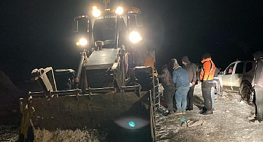 Karda mahsur kalan vatandaşları Büyükşehir ekipleri kurtardı
