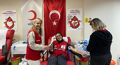 Kızılay Kadın Gönüllüleri’nden “Candan Bağlıyız” Kampanyasına Destek