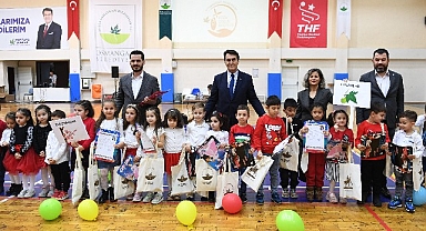 Minik öğrencilere karnelerini Başkan Dündar verdi