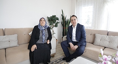 Savran seçim çalışmalarına anne ve babasının ellerini öperek başladı