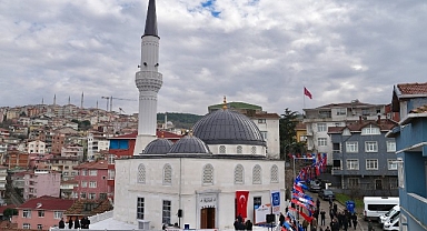 Yeniden inşa edilen Üsküdar Kıroğlu Cami ibadete açıldı