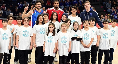 Anadolu Efes - EA7 Armani Milan Maçında One Team Programına Katılan Çocuklar Parkeye Çıktı