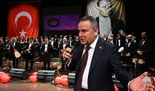 Başkan Böcek Sevda Türküleri konserini izledi