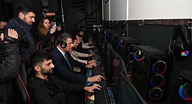 Başkan Kocaman, gençlerle Counter Strike oynadı