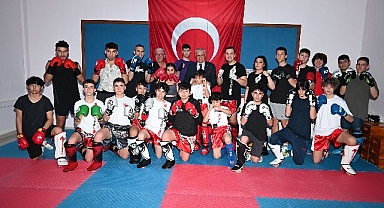Başkan Topaloğlu’ndan kick boks sporcularına ziyaret